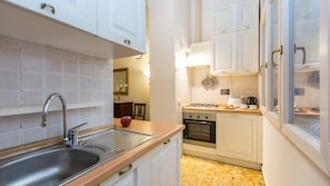 Apartamento, 2 quartos | Cozinha privada | Geladeira grande, micro-ondas, fogão, cooktop