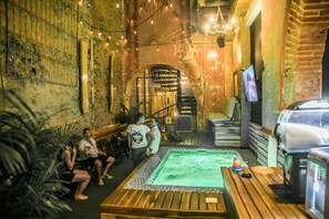 Outdoor pool - The Clock Hostel And Suites (Cartagena)