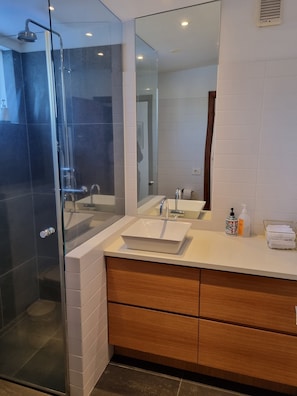 Free toiletries, hair dryer, towels - Spói Guesthouse (Rangárþing eystra)