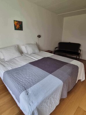 Kahden hengen huone, jaettu kylpyhuone | Pimennysverhot, ilmainen Wi-Fi