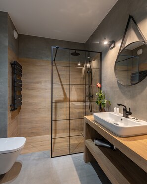 Business Apartment (C12) | Bathroom | Shower, free toiletries, hair dryer, towels - P&O Apartments Cybernetyki (Warsaw)