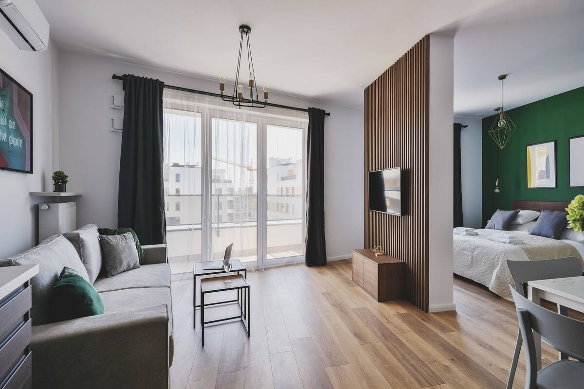 Appartamento (Cybernetyki 9 (at Komputerowa Street)) | Con stile personalizzato, con arredamento individuale, una scrivania