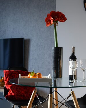 Business Apartment (C12) | Living area | Flat-screen TV - P&O Apartments Cybernetyki (Warsaw)