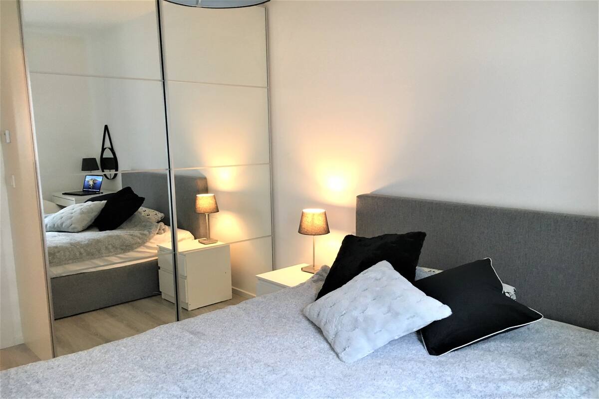 Con stile personalizzato, con arredamento individuale, una scrivania