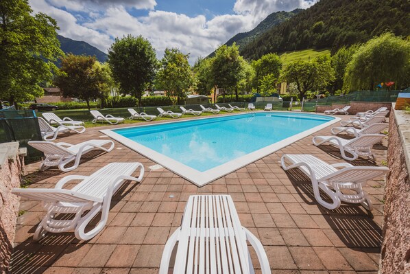 Seasonal outdoor pool, open 8 AM to 9 PM, pool loungers