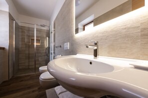 Classic Double or Twin Room, 1 Bedroom | Bathroom | Shower, free toiletries, hair dryer, bathrobes