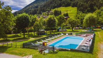 Alberca al aire libre por temporada y camastros