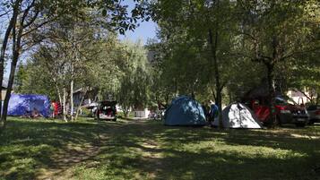 Ein Campingplatz mit Zelten und einem Auto.