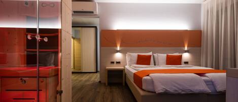 Junior-Suite, Balkon | Daunenbettdecken, Minibar, Zimmersafe, Schreibtisch