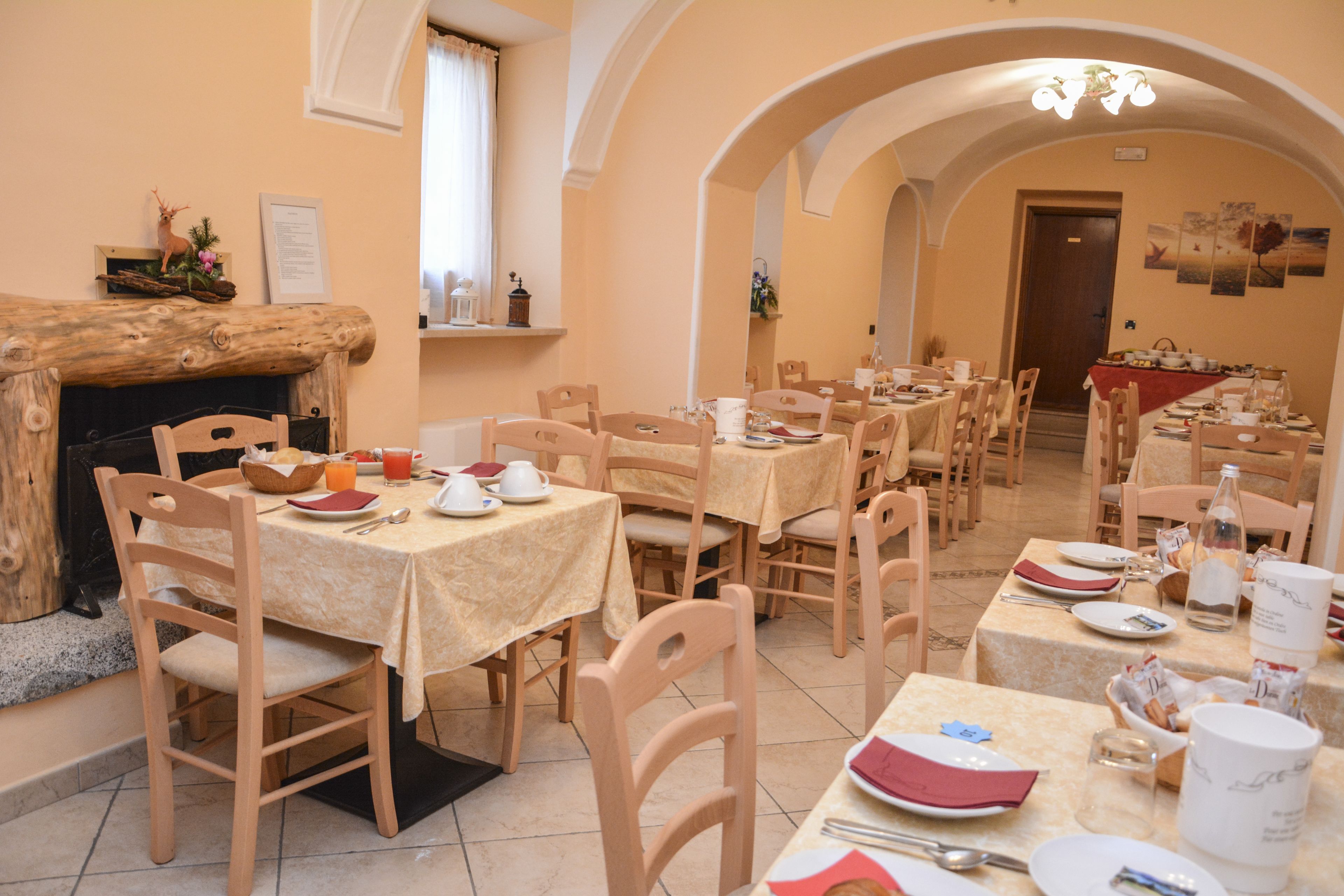 Serveert ontbijt, lunch, Italiaanse gerechten, uitzicht op de tuin 