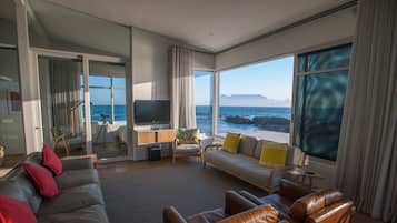 Spring Tide | Living area | 40-inch flat-screen TV with premium channels, Smart TV, fireplace