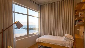 Spring Tide | In-room safe, soundproofing, iron/ironing board, free WiFi