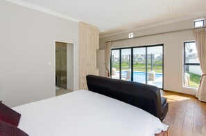 Fairway 15 Villa | In-room safe, individually furnished, blackout curtains, free WiFi - Fairway 15 Villa (Cape Town)