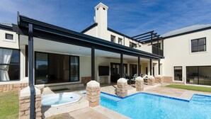 Outdoor pool - Fairway 15 Villa (Cape Town)