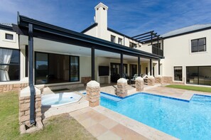 Outdoor pool - Fairway 15 Villa (Cape Town)