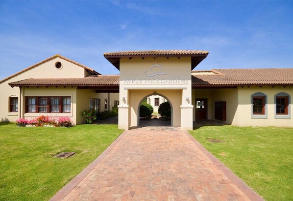 Vista frontal de la propiedad