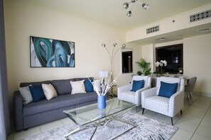 Apartamento de diseño | Zona de estar | Smart TV de 58 pulgadas con canales por cable, una televisión