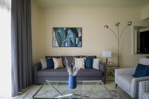 Apartamento de diseño | Zona de estar | Smart TV de 58 pulgadas con canales por cable, una televisión