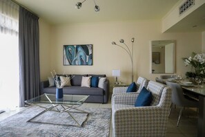 Apartamento de diseño | Zona de estar | Smart TV de 58 pulgadas con canales por cable, una televisión