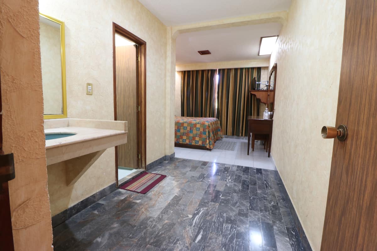 room, 1 double bed | desk, free wifi, bed sheets