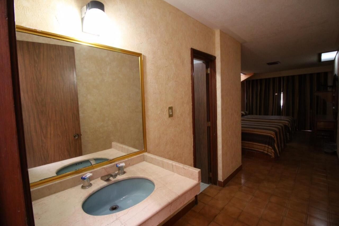 shower, free toiletries, towels