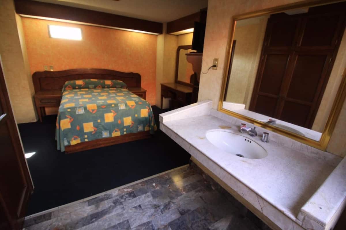 shower, free toiletries, towels