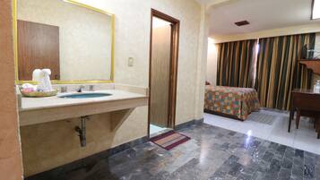 Rom, 1 dobbeltseng | Bad | Dusj, toalettartikler (inkludert) og håndklær