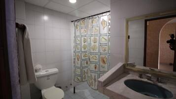 Ducha, artículos de higiene personal gratuitos y toallas