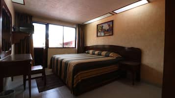 Room, 1 King Bed | Desk, free WiFi, bed sheets