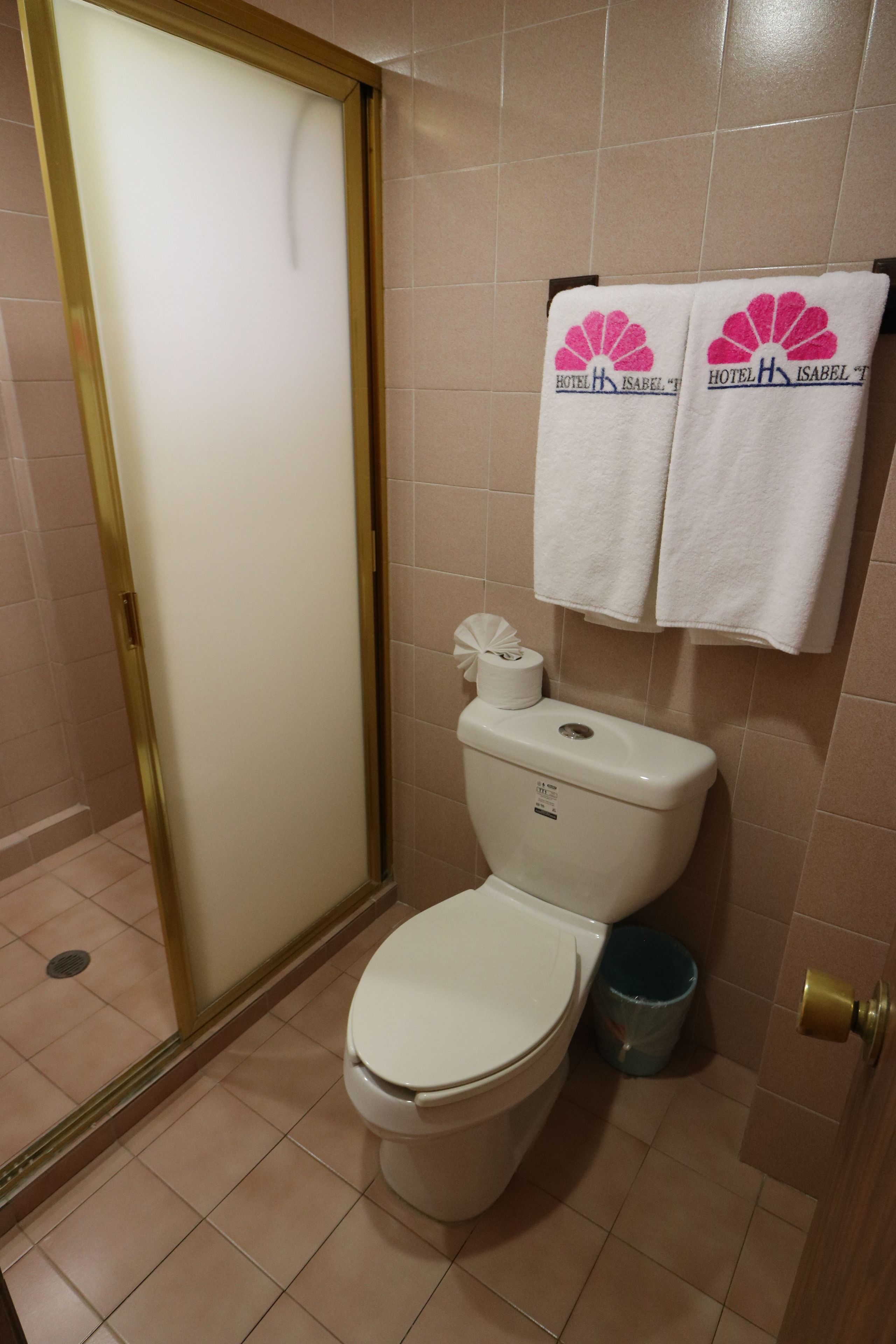 room, 1 king bed | bathroom | shower, free toiletries, towels