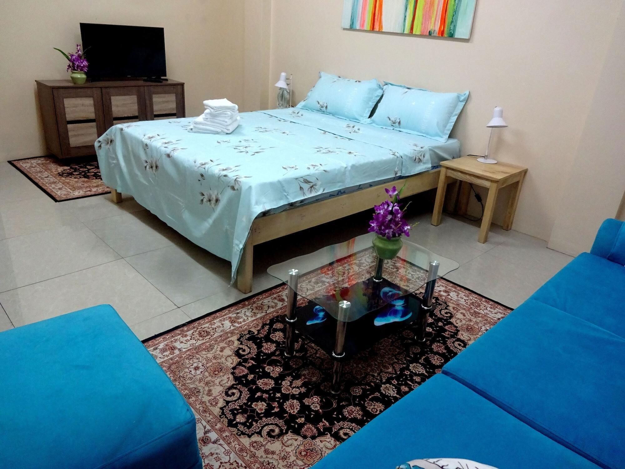 Escritorio, tabla de planchar con plancha y camas plegables/adicionales 