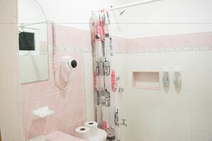 Casa familiar, varias camas | Baño | Regadera y toallas