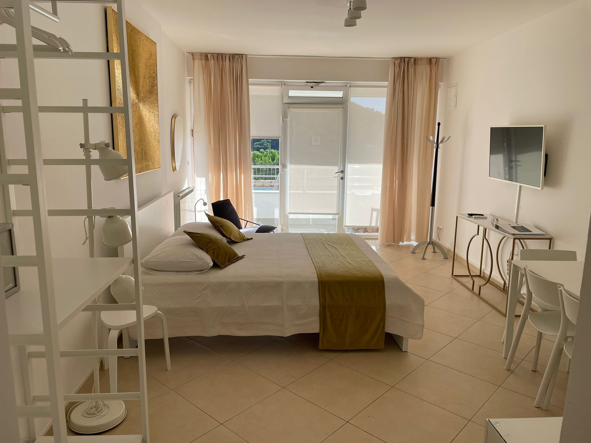 Apartamento premium, 1 quarto, sacada, vista para o mar | 1 quarto, roupas de cama premium, cofres nos quartos, escrivaninha