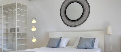 Studio | 1 slaapkamer, luxe beddengoed, een kluis op de kamer, een bureau