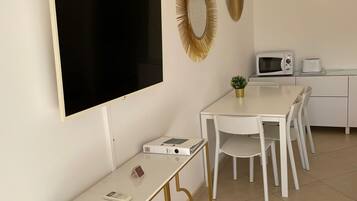 Premium-Apartment, 1 Schlafzimmer, Balkon, Meerblick | 1 Schlafzimmer, hochwertige Bettwaren, Zimmersafe, Schreibtisch