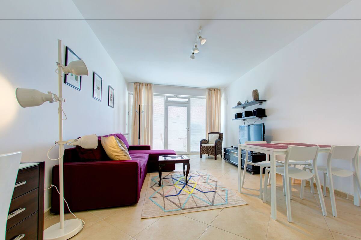 Premium appartement, 1 slaapkamer, balkon, uitzicht op zee | Woonruimte | Een flatscreentelevisie