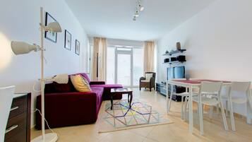 Appartement Premium, 1 chambre, balcon, vue mer | Coin séjour | Télévision à écran plat