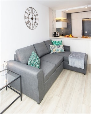 Appartement, 2 slaapkamers | Woonruimte | Een flatscreentelevisie