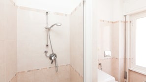 Appartement, 4 chambres | Douche de la salle de bain