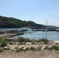 Una spiaggia nelle vicinanze, pesca