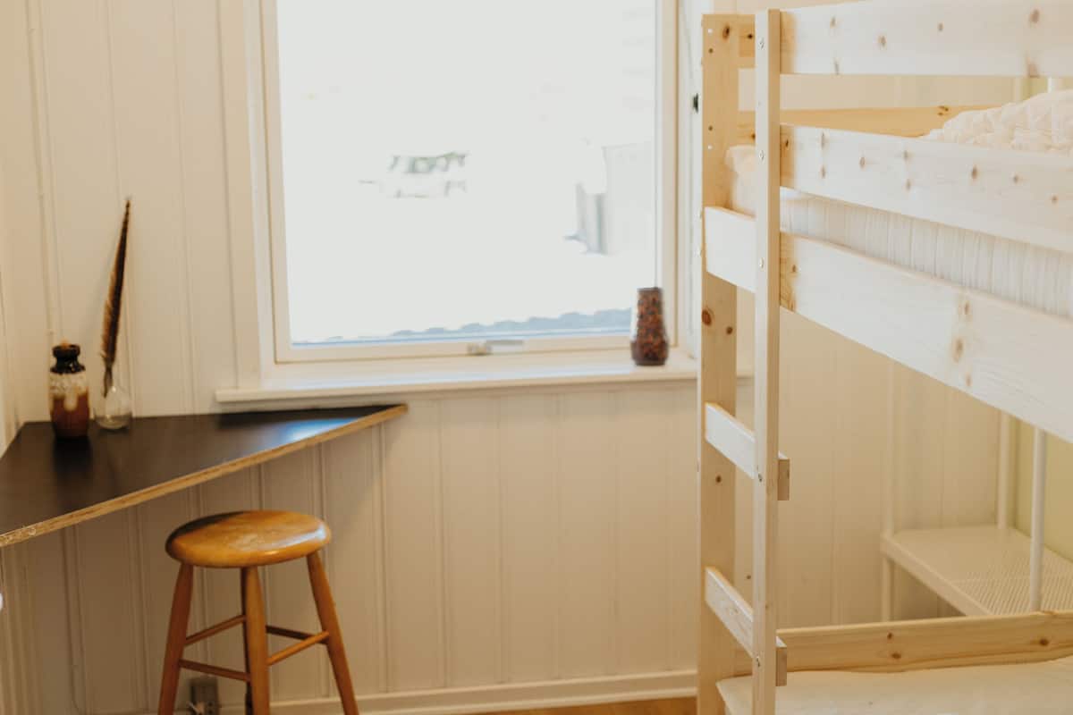 Kamer | Hypoallergeen beddengoed, individueel gedecoreerd, een bureau