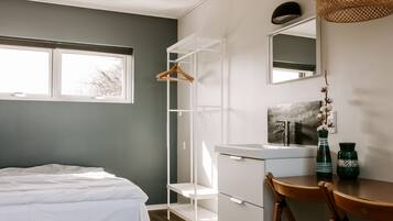 Familienzimmer | Allergikerbettwaren, individuell dekoriert, Schreibtisch