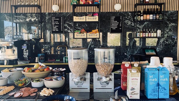 Eine Bar mit einer Kaffeemaschine, Snacks und verschiedenen Getränken.