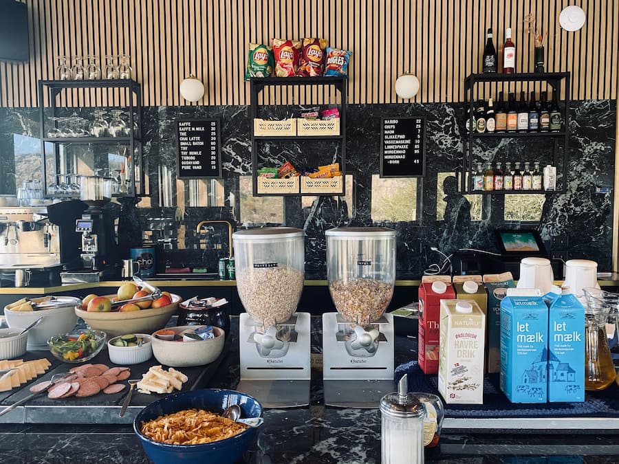 Päivittäinen buffetaamiainen (95 DKK per henkilö)