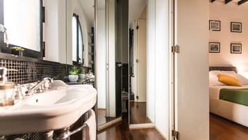 Doccia, asciugacapelli, pantofole, bidet