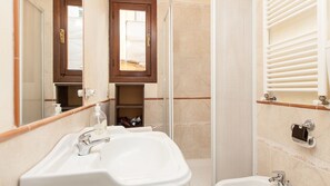 Buồng tắm vòi sen, máy sấy tóc, chậu vệ sinh/vòi rửa, khăn tắm 