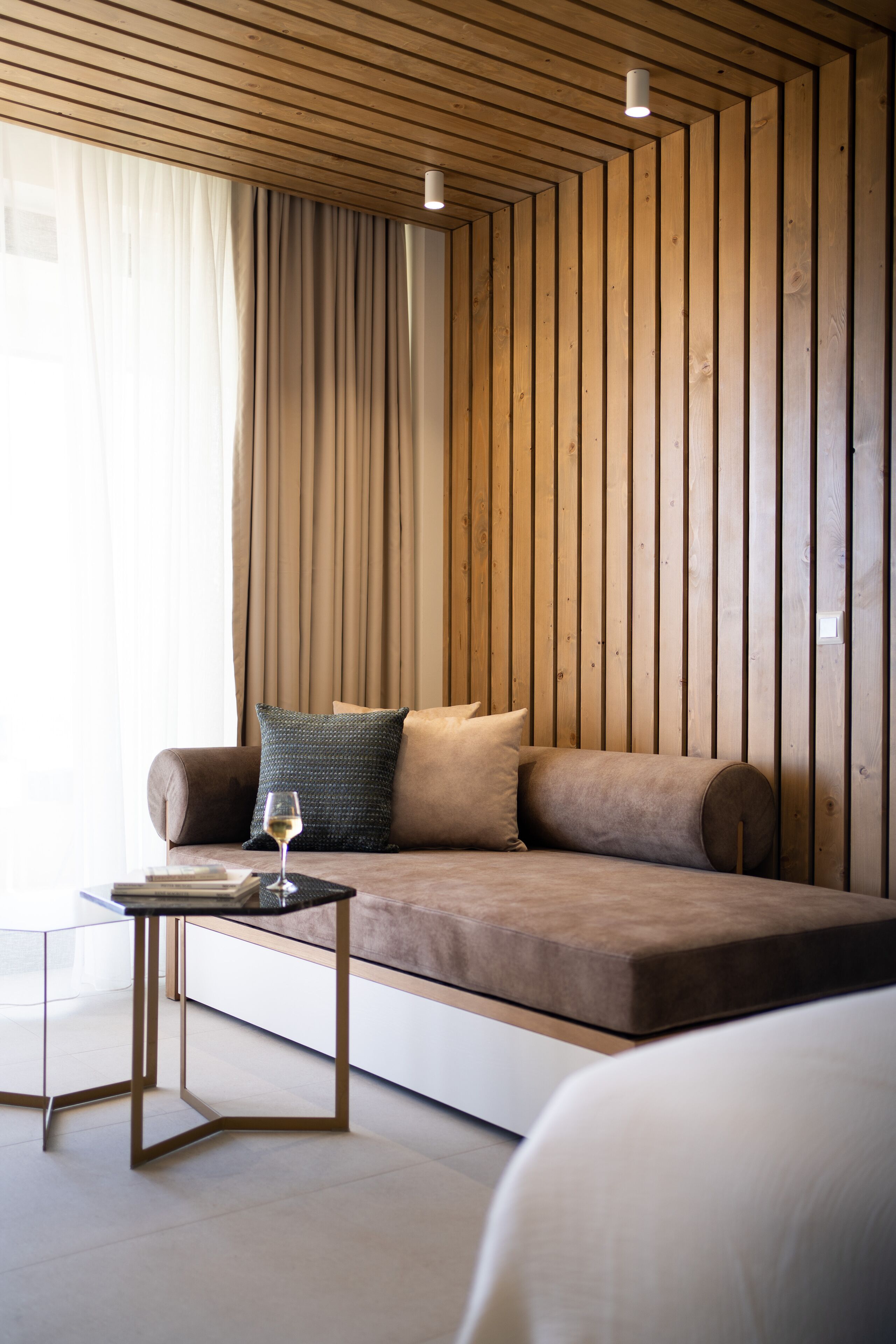 Surmatelas, minibar, coffres-forts dans les chambres