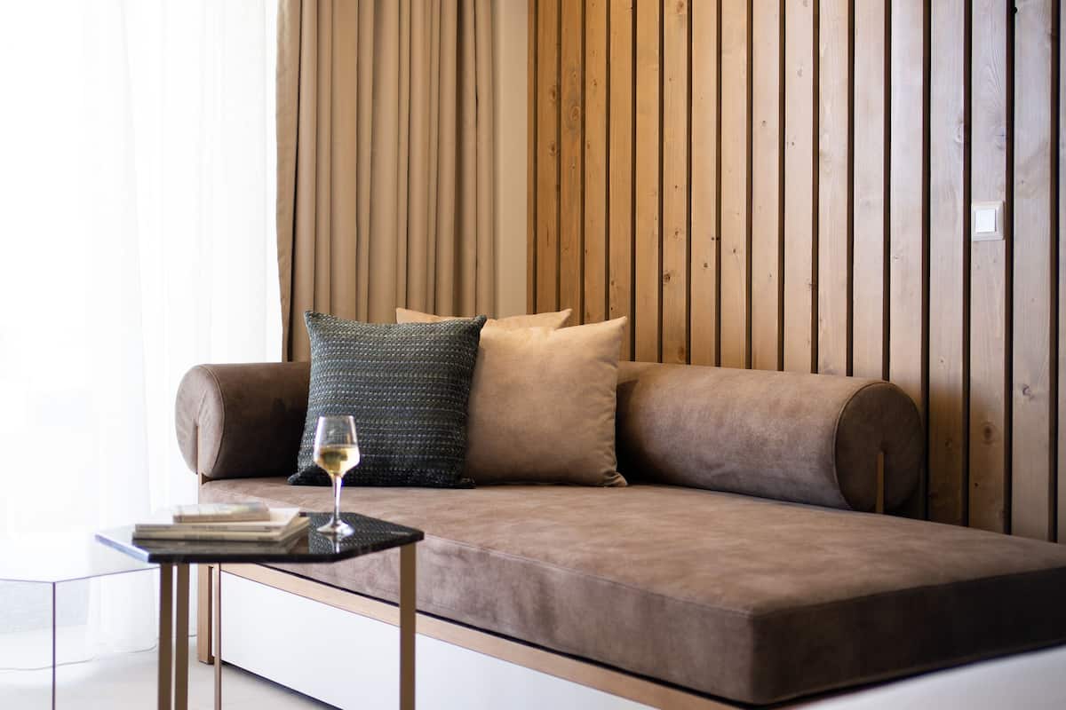 Deluxe Room | 1 bedroom, pillowtop beds, minibar, in-room safe