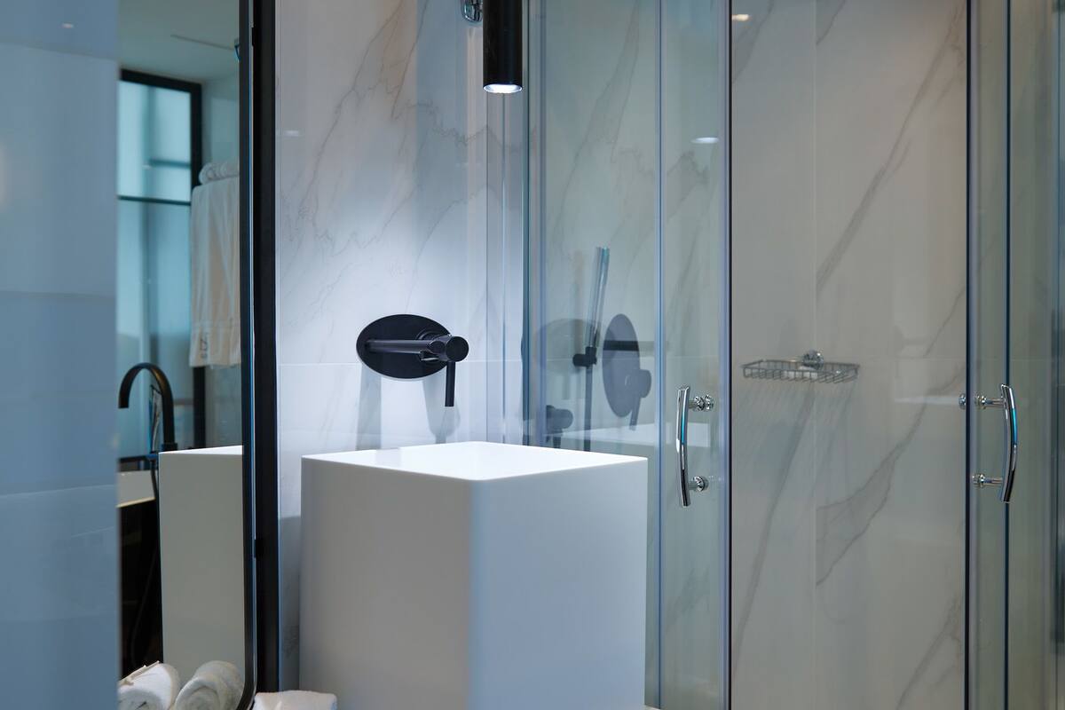 swim up suite with sharing pool | bathroom | shower, rainfall showerhead, designer toiletries, hair dryer