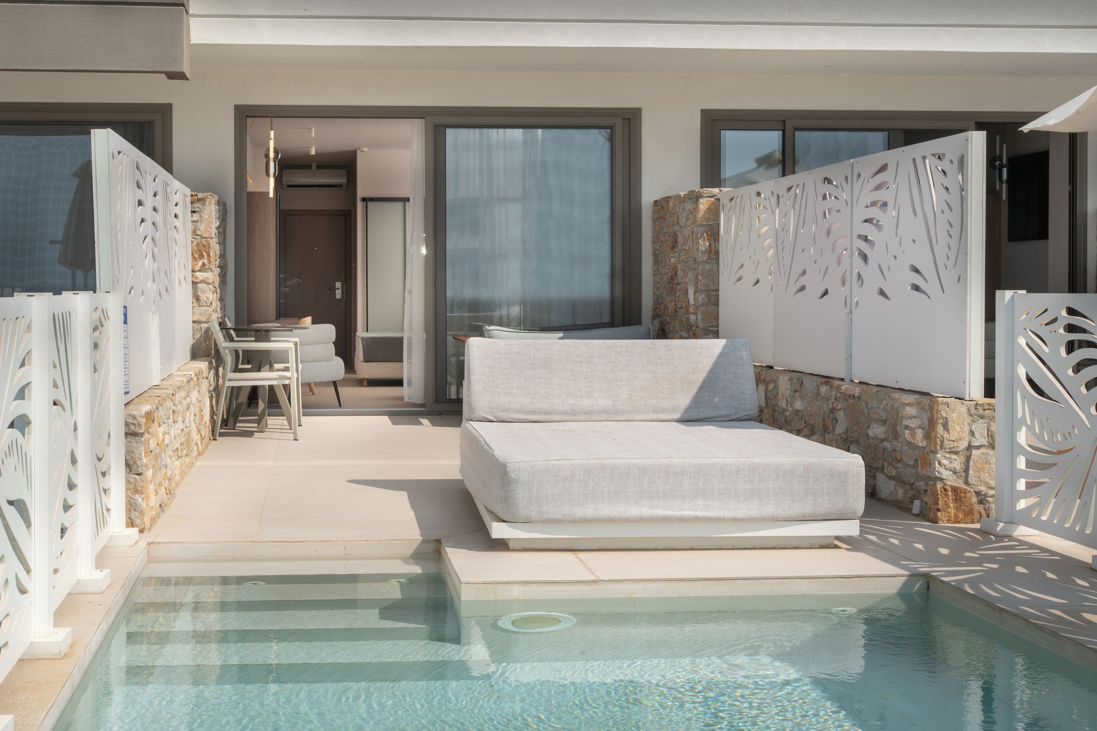 Habitación Deluxe, alberca privada, vista al mar | Camas con pillow-top, minibar y caja de seguridad en la habitación 